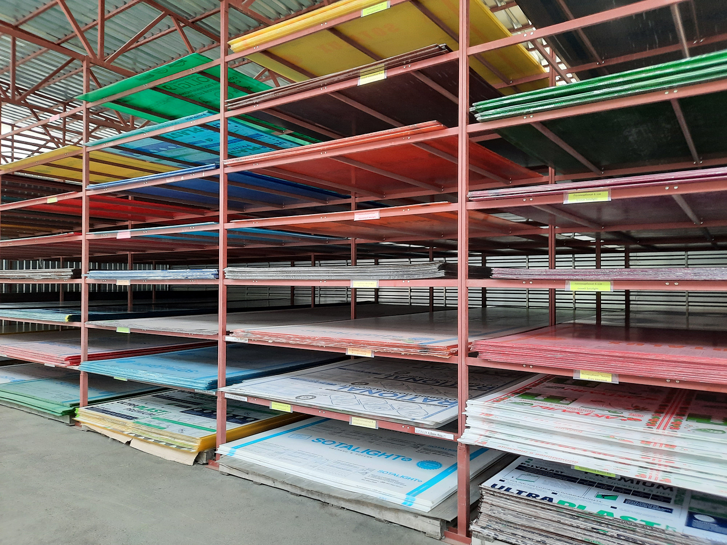 Правильное хранение и погрузка сотового поликарбоната