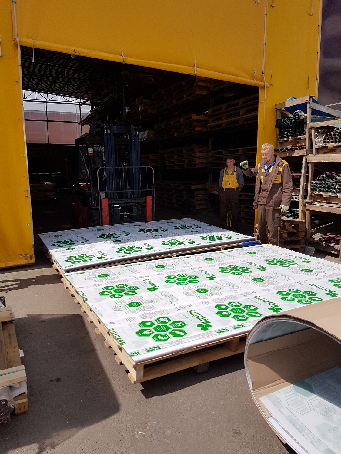 Правильное хранение и погрузка сотового поликарбоната